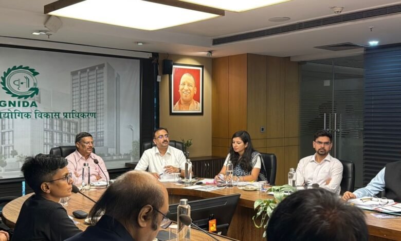 उत्तर प्रदेश, नोएडा: यूपी में औद्योगिक विकास की समीक्षा