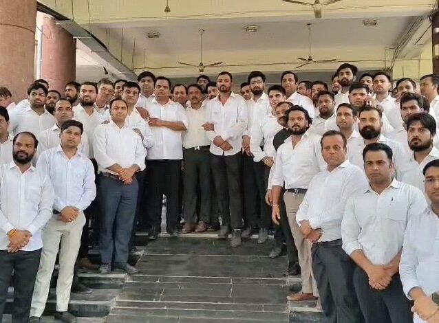 उत्तर प्रदेश, नोएडा: सूरजपुर न्यायालय में वकीलों में झड़प