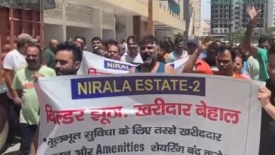 उत्तर प्रदेश, नोएडा: निवासियों ने बिल्डर के खिलाफ किया प्रदर्शन