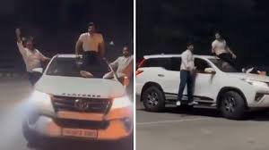 उत्तर प्रदेश, नोएडा: कॉलेज के बाहर तीन कारों से खतरनाक स्टंट, भाजपा झंडा लगी गाड़ी भी शामिल