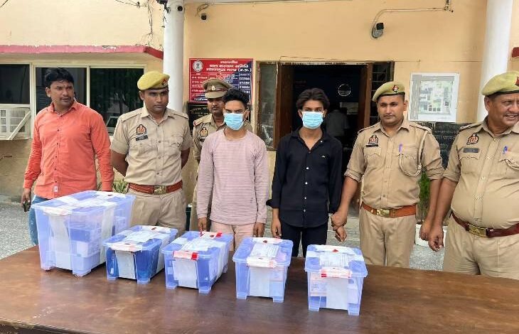 उत्तर प्रदेश, नोएडा: पांच लाख के 18 मोबाइल समेत दो गिरफ्तार