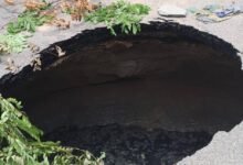 उत्तर प्रदेश, नोएडा: नोएडा में सीवरेज लाइन लीक, 10 फीट सड़क धंसी
