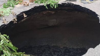 उत्तर प्रदेश, नोएडा: नोएडा में सीवरेज लाइन लीक, 10 फीट सड़क धंसी