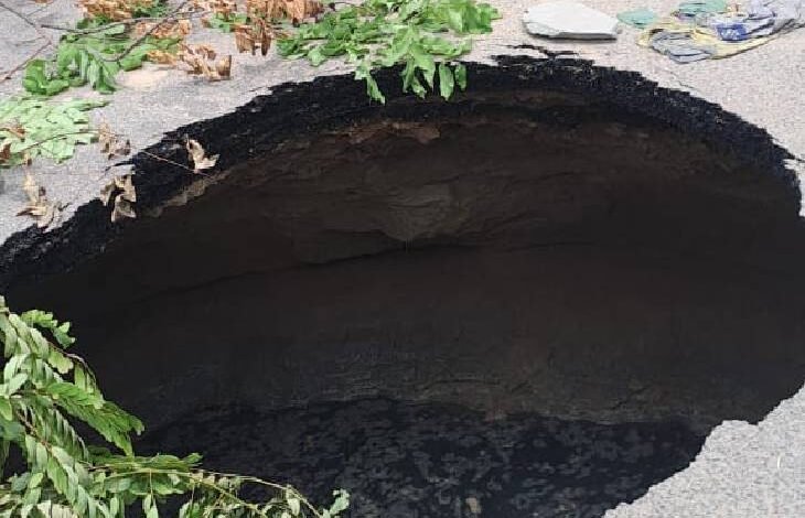 उत्तर प्रदेश, नोएडा: नोएडा में सीवरेज लाइन लीक, 10 फीट सड़क धंसी