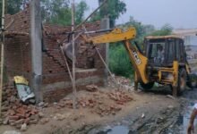 उत्तर प्रदेश, नोएडा: नोएडा में अवैध निर्माण करने गई टीम से अभद्रता