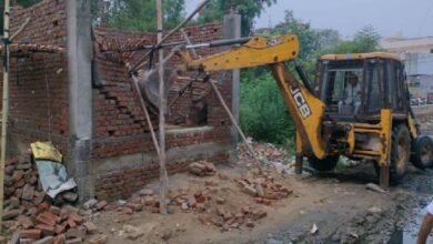 उत्तर प्रदेश, नोएडा: नोएडा में अवैध निर्माण करने गई टीम से अभद्रता