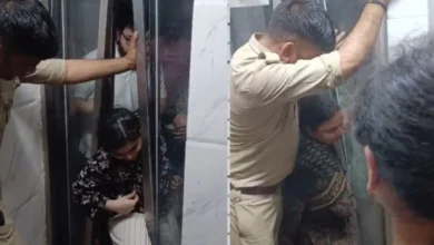उत्तर प्रदेश, नोएडा: ग्रेटर नोएडा की लिफ्ट में फंसा परिवार