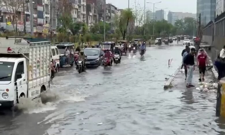 उत्तर प्रदेश, नोएडा: बारिश से मौसम सुहाना, जलभराव व जाम ने रुलाया