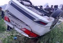 उत्तर प्रदेश, नोएडा: स्कूटी को टक्कर मारने के बाद अनियंत्रित होकर पलटी तेज रफ्तार कार