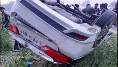 उत्तर प्रदेश, नोएडा: स्कूटी को टक्कर मारने के बाद अनियंत्रित होकर पलटी तेज रफ्तार कार