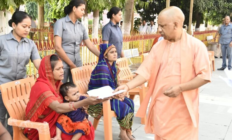 उत्तर प्रदेश, गोरखपुर: जनता दर्शन मेंसीएम योगी ने सुनीं 200 लोगों की समस्याएं