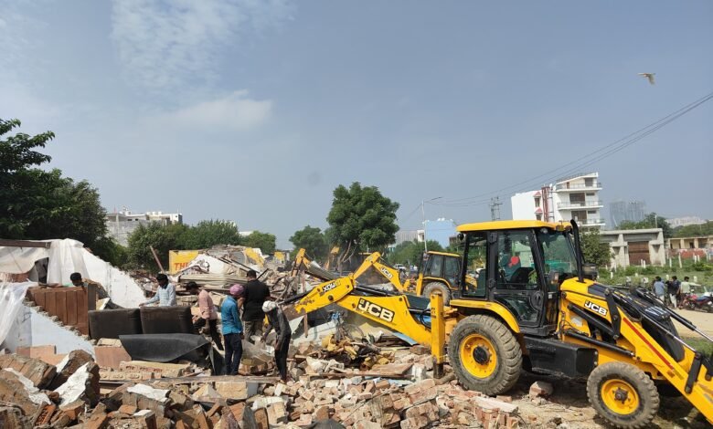 उत्तर प्रदेश, नोएडा: ग्रीन बेल्ट में अतिक्रमण पर चला ग्रेनो प्राधिकरण का बुलडोजर
