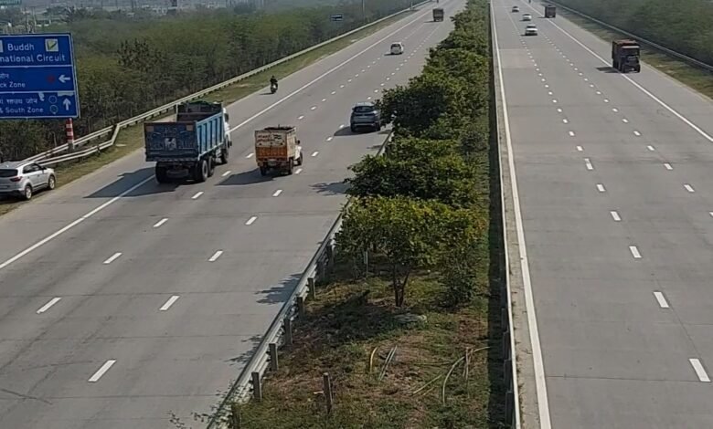 उत्तर प्रदेश, नोएडा: कैंटर के अचानक ब्रेक लगाने से कार टकराई, दो युवकों की मौत