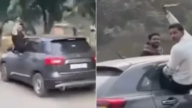 उत्तर प्रदेश, नोएडा: कॉलेज के बाहर तीन कारों से स्टंट, गाड़ियां सीज, तीनों युवक गिरफ्तार