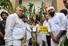 उत्तर प्रदेश, नोएडा: किसानों को बिजली और खाद नहीं