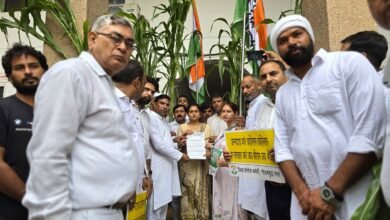 उत्तर प्रदेश, नोएडा: किसानों को बिजली और खाद नहीं