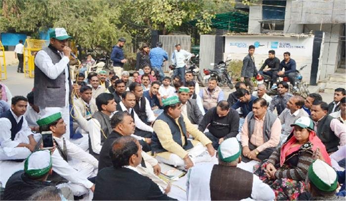 उत्तर प्रदेश, नोएडा: भाकियू लोकशक्ति का अनिश्चितकालीन धरना शुरू