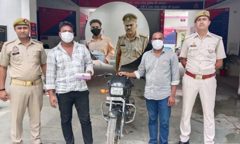 उत्तर प्रदेश, नोएडा: चोरी की बाइक से झपटमारी करने वाले दो बदमाश गिरफ्तार