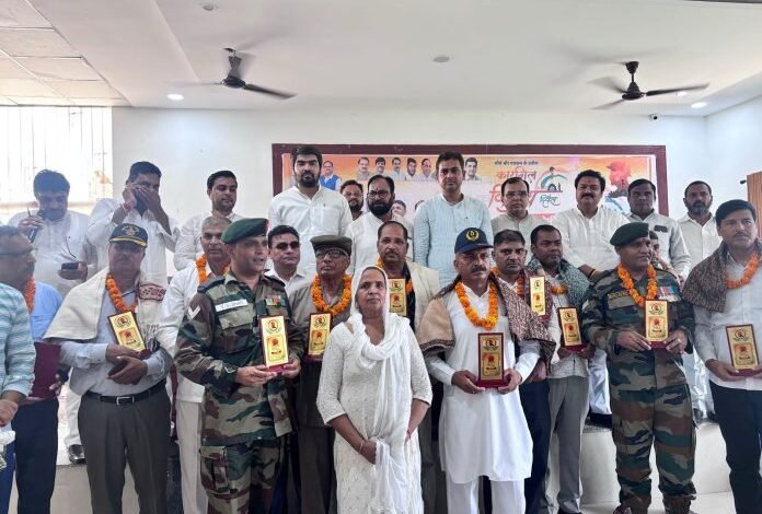 उत्तर प्रदेश, नोएडा: कारगिल के शूरवीरों को भाजपा ने किया सम्मानित