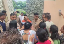 उत्तर प्रदेश, नोएडा: ग्रेटर नोएडा वेस्ट में पानी की समस्या से परेशान निवासी सड़क पर उतरे, एक सप्ताह बाद भी नहीं हुआ समाधान