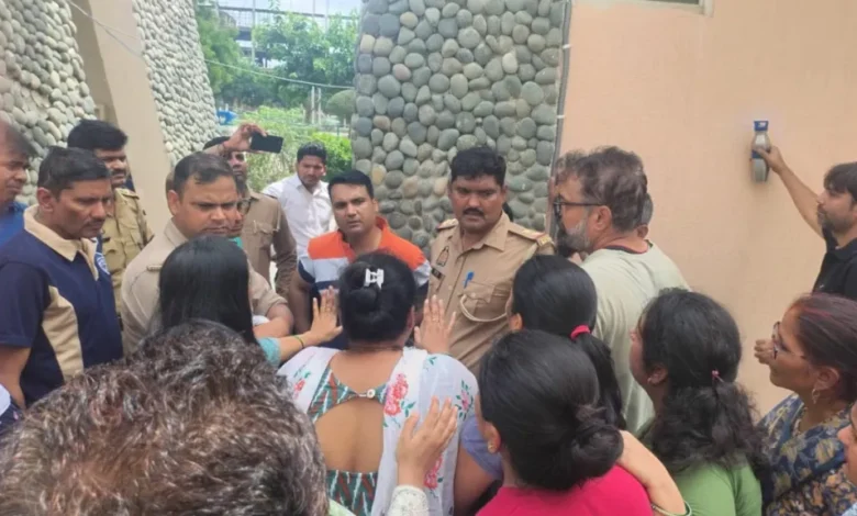 उत्तर प्रदेश, नोएडा: ग्रेटर नोएडा वेस्ट में पानी की समस्या से परेशान निवासी सड़क पर उतरे, एक सप्ताह बाद भी नहीं हुआ समाधान