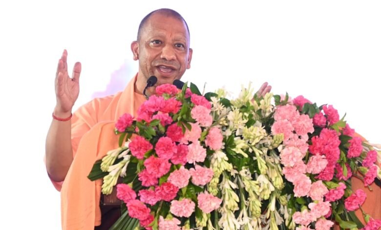 पौधरोपण महाभियान में चिलुआताल के किनारे हरिशंकरी का पौधरोपण कर मुख्यमंत्री ने की पवित्र धारा वन की स्थापना