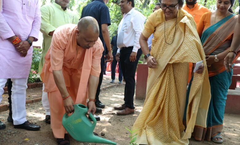 सोशल मीडिया पर फेक अकाउंट बनाकर जातीय संघर्ष फैलाने का हो रहा प्रयास : योगी आदित्यनाथ, मुख्यमंत्री ने विभिन्न संस्मरणों के जरिए जनजातीय समाज से अपने जुड़ाव को रखा सामने