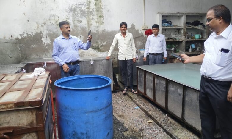 उत्तर प्रदेश, मथुरा: कोसीकलां की बृजवासी डेयरी पर छापा: मिलावटी पनीर बनाने का भंडाफोड़, 600 किलो पनीर सीज