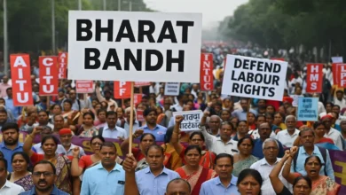 उत्तर प्रदेश, नोएडा: श्रमिक संगठनों ने हड़ताल कर पैदल मार्च निकाला