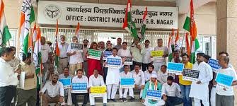 उत्तर प्रदेश, नोएडा: सरकार के निर्णय के खिलाफ कांग्रेस ने किया प्रदर्शन