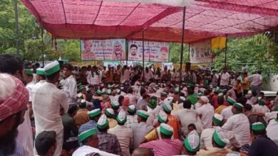 उत्तर प्रदेश, नोएडा: नोएडा प्राधिकरण पर सैकड़ों किसानों ने किया प्रदर्शन