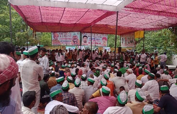 उत्तर प्रदेश, नोएडा: नोएडा प्राधिकरण पर सैकड़ों किसानों ने किया प्रदर्शन