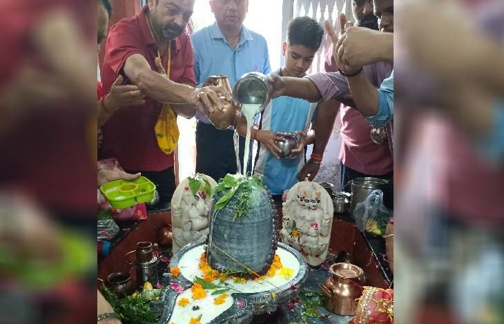उत्तर प्रदेश, नोएडा: नोएडा में बोल बम के जयकारों से गूंजे मंदिर
