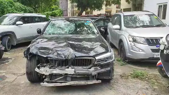 उत्तर प्रदेश, नोएडा: तेज रफ्तार BMW ने स्कूटी को मारी टक्कर