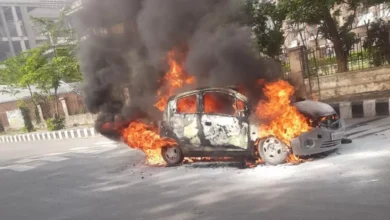 उत्तर प्रदेश, नोएडा: चलती कार में लगी आग