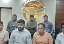 उत्तर प्रदेश, नोएडा: ओवरलोडिंग बंद कराने की मांग को लेकर ट्रांसपोर्टरों की हड़ताल जारी