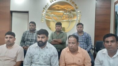 उत्तर प्रदेश, नोएडा: ओवरलोडिंग बंद कराने की मांग को लेकर ट्रांसपोर्टरों की हड़ताल जारी