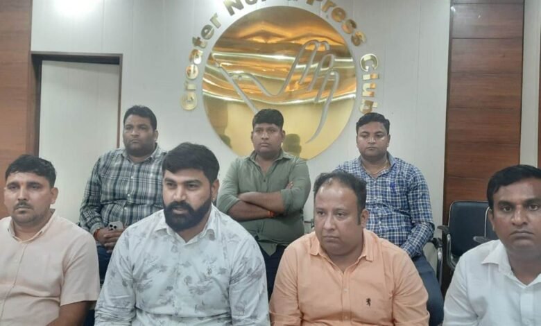 उत्तर प्रदेश, नोएडा: ओवरलोडिंग बंद कराने की मांग को लेकर ट्रांसपोर्टरों की हड़ताल जारी