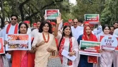 उत्तर प्रदेश, नोएडा: मतदाता सूची में गड़बड़ी का आरोप, सपा ने कलेक्ट्रेट पर किया प्रदर्शन
