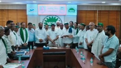 उत्तर प्रदेश, नोएडा: ग्रेटर नोए़डा में किसानों संग बैठक के बाद बनी सहमति