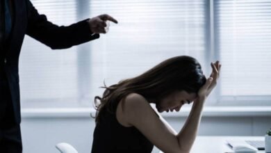 उत्तर प्रदेश, नोएडा: IAS छुप-छुपकर घूरता, रात में वीडियो कॉल करता है,घंटों ऑफिस में बैठाए रखता है