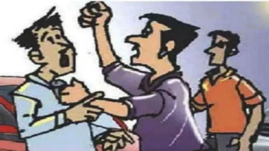 उत्तर प्रदेश, नोएडा: रेस्टोरेंट के कर्मचारियों को बंधक बनाकर पीटा