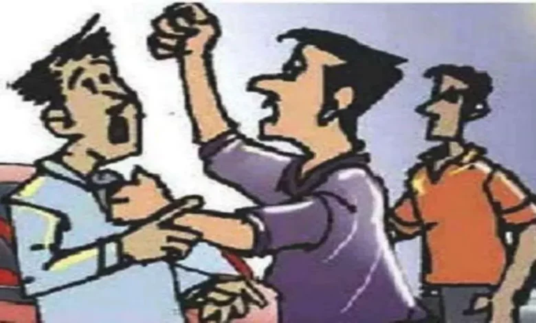 उत्तर प्रदेश, नोएडा: रेस्टोरेंट के कर्मचारियों को बंधक बनाकर पीटा