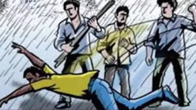 उत्तर प्रदेश, नोएडा: तीन दोस्तों को अगवा कर पीटा