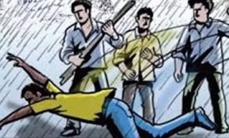 उत्तर प्रदेश, नोएडा: तीन दोस्तों को अगवा कर पीटा