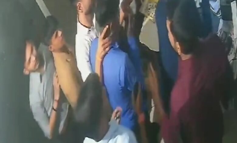 उत्तर प्रदेश, नोएडा: थार और कार सवार दबंगों ने पेट्रोल पंप के कर्मचारियों को पीटा, तोड़फोड़ भी की