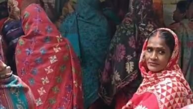 उत्तर प्रदेश, नोएडा: लाल साड़ी में दिखाया गुस्सा, मांगा बिजली कनेक्शन