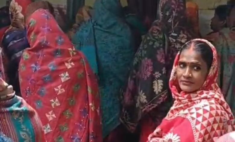 उत्तर प्रदेश, नोएडा: लाल साड़ी में दिखाया गुस्सा, मांगा बिजली कनेक्शन