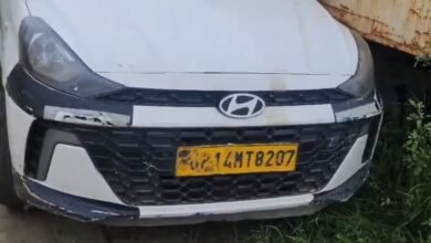 उत्तर प्रदेश, नोएडा: नोएडा में कार के अंदर मिली 2 लाश