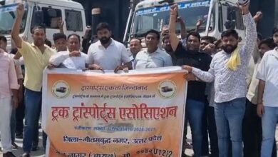 उत्तर प्रदेश, नोएडा: ग्रेटर नोएडा में ट्रक ट्रांसपोर्ट एसोसिएशन का प्रदर्शन